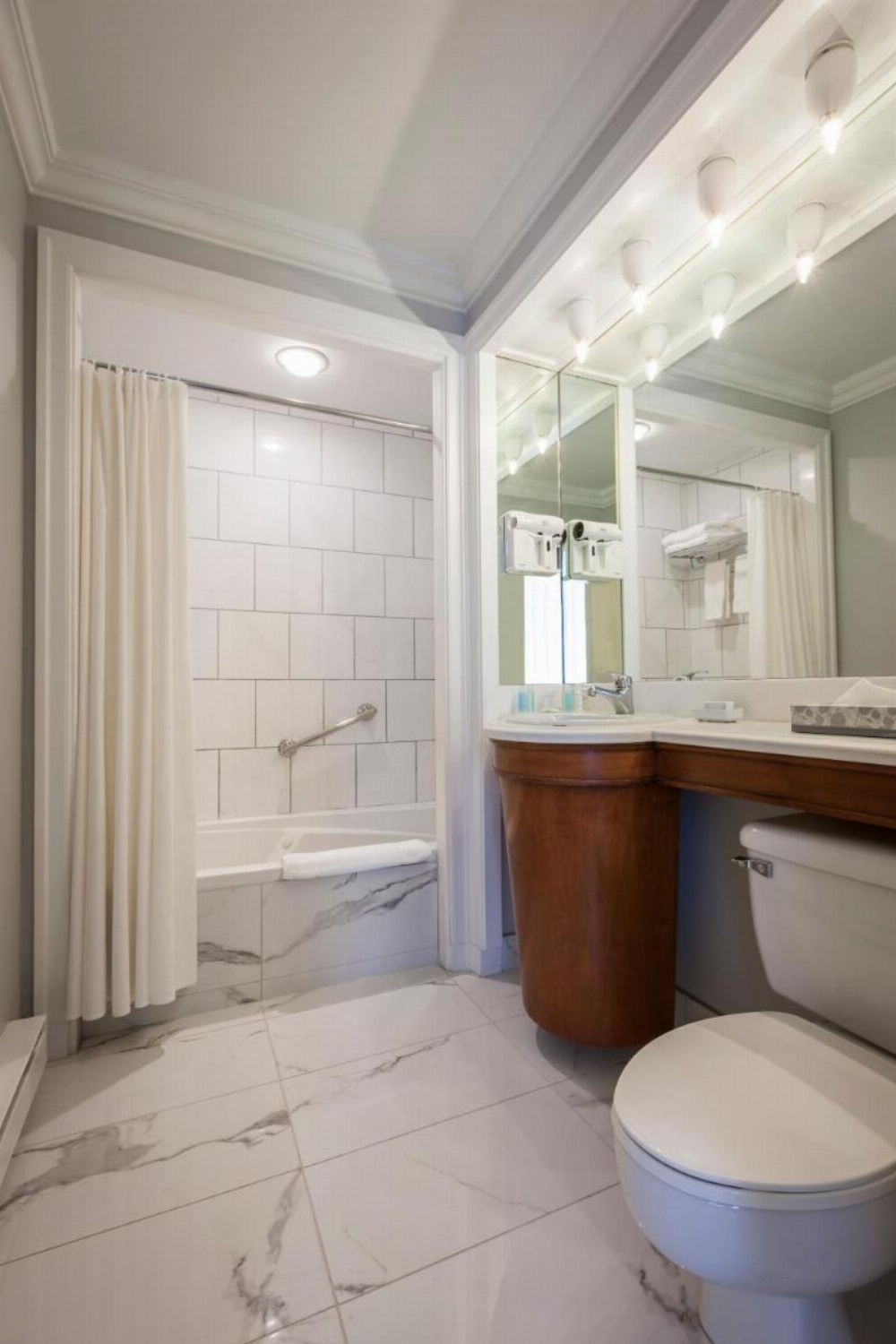 Room image 4
